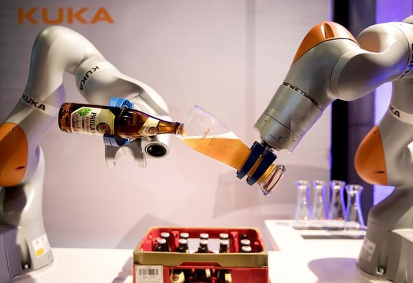 kuka-robot-pouring-beer